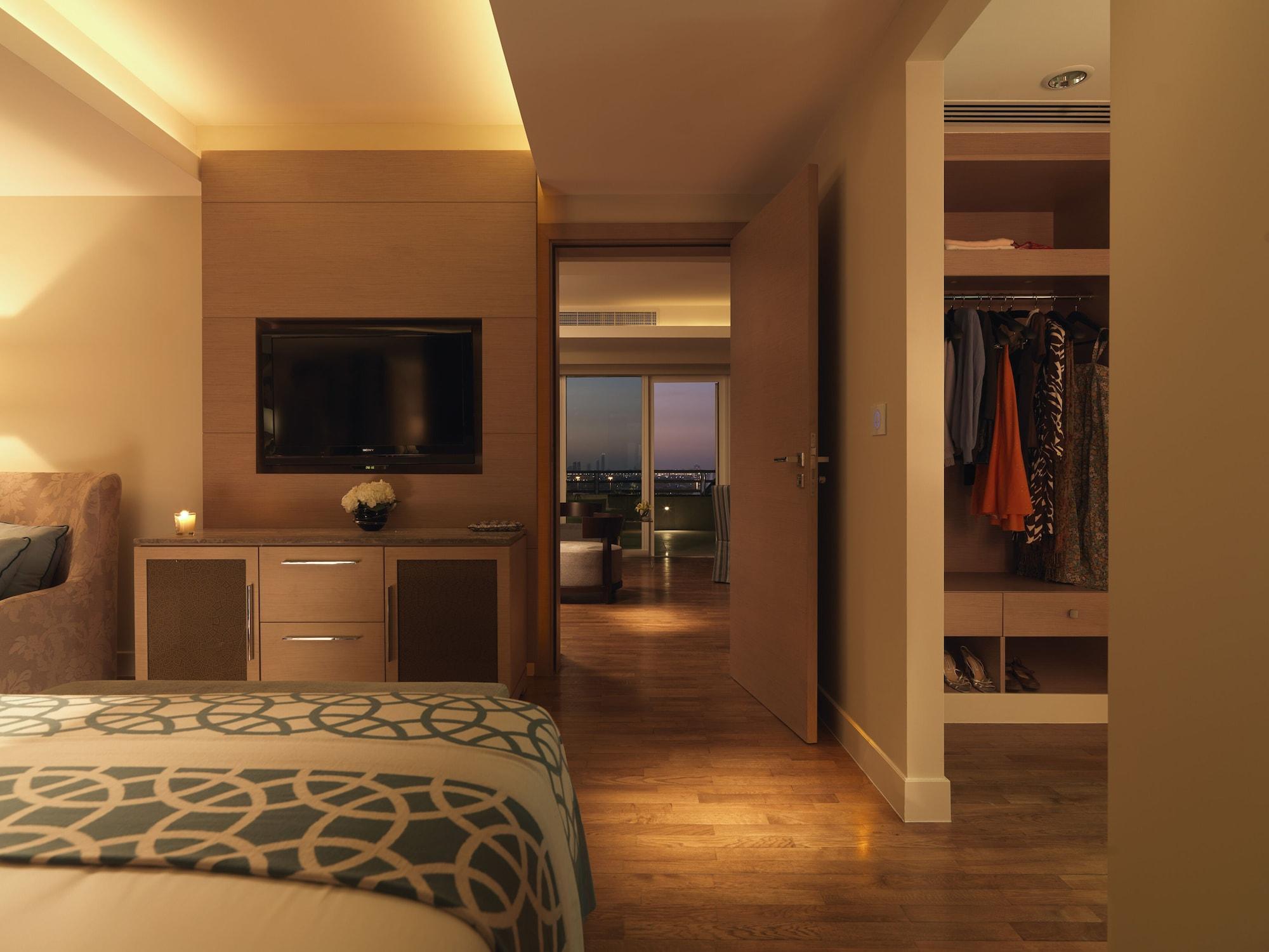 אבו דאבי Millennium Al Rawdah Hotel מראה חיצוני תמונה A room at the Mandarin Oriental Hong Kong