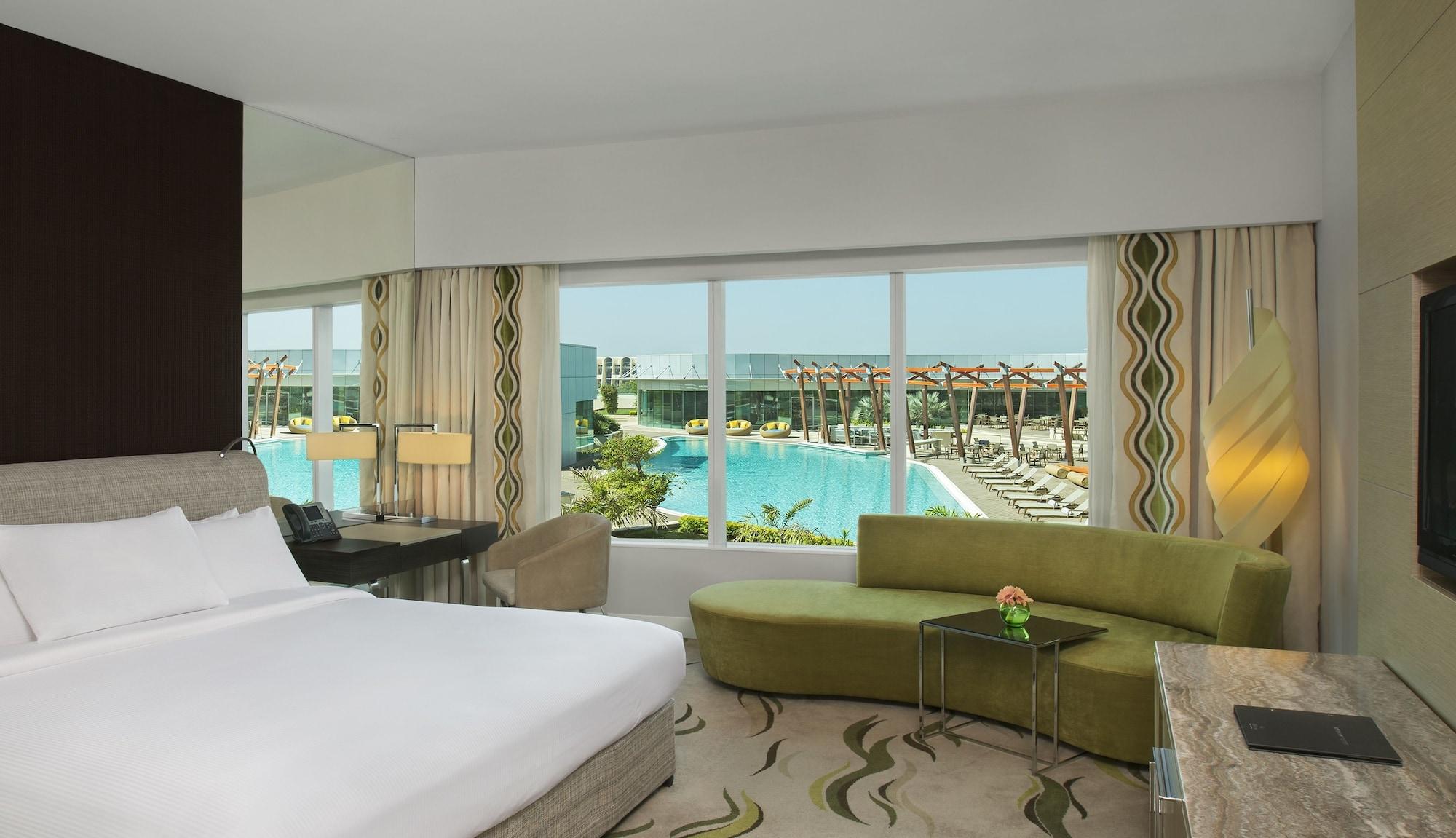 אבו דאבי Millennium Al Rawdah Hotel מראה חיצוני תמונה A view of the pool from a room at Jumeirah Jumeirah