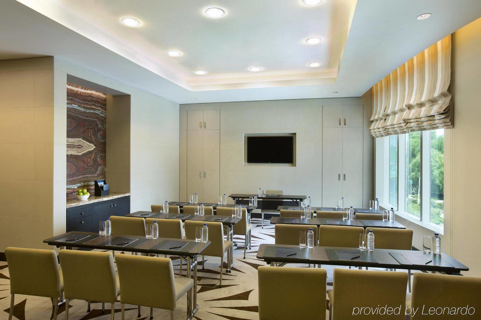 אבו דאבי Millennium Al Rawdah Hotel מראה חיצוני תמונה The meeting room at the hotel