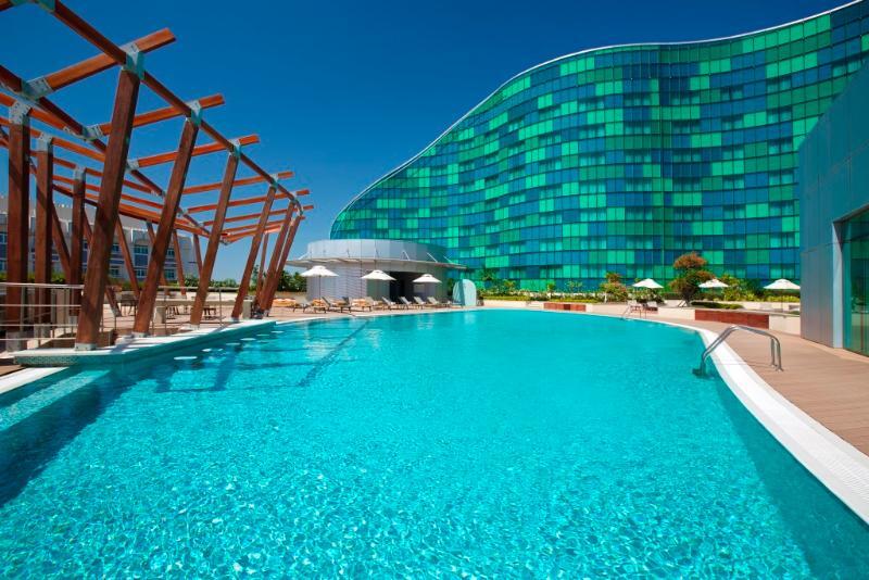 אבו דאבי Millennium Al Rawdah Hotel מראה חיצוני תמונה The pool at the hotel